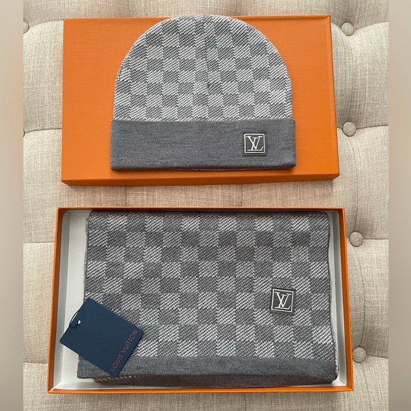 Stylish and elegant Gray Checkered Beanie and Scarf Set with gift box. - Picture 8 of 8